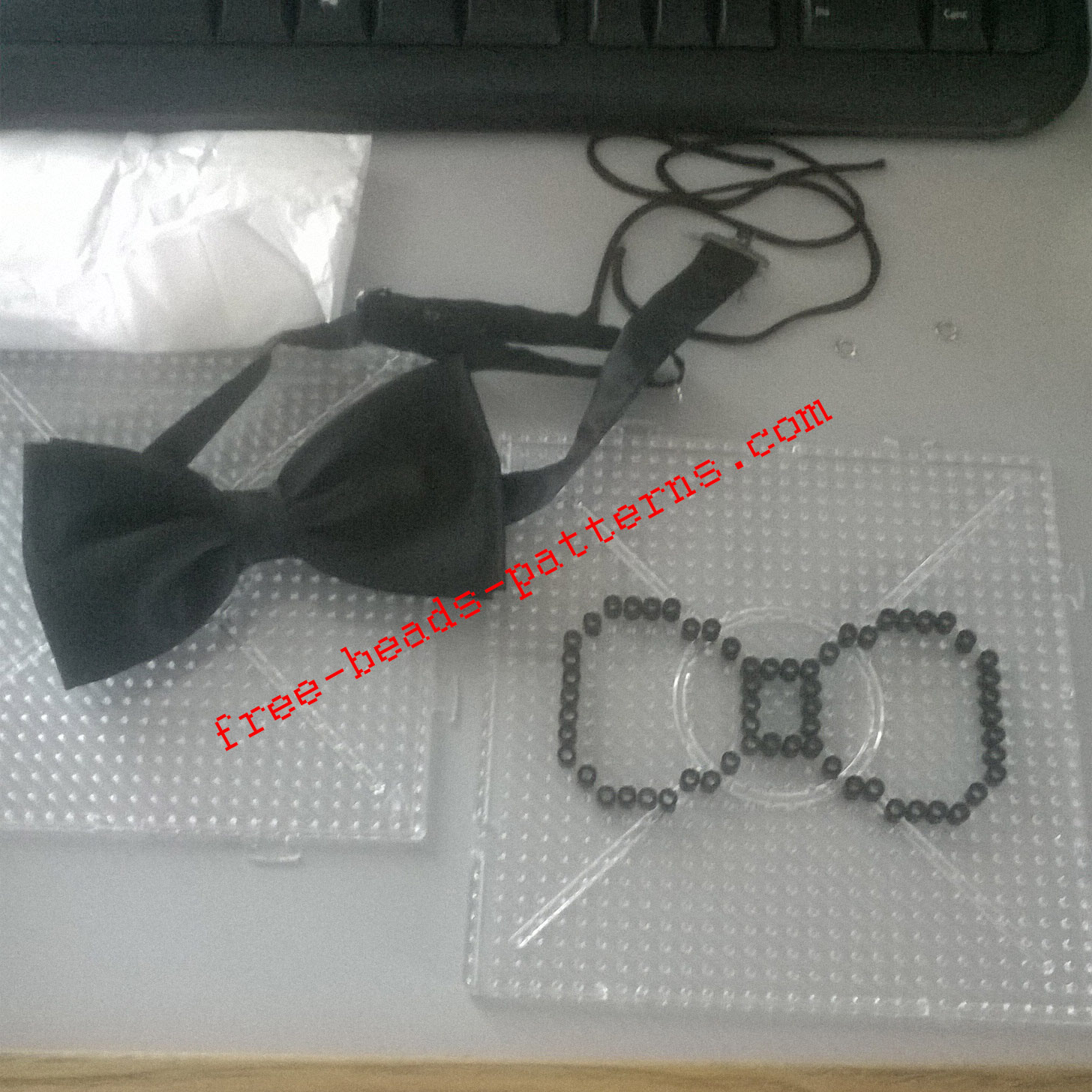 Perler beads bow tie red with white pois work photos (1)