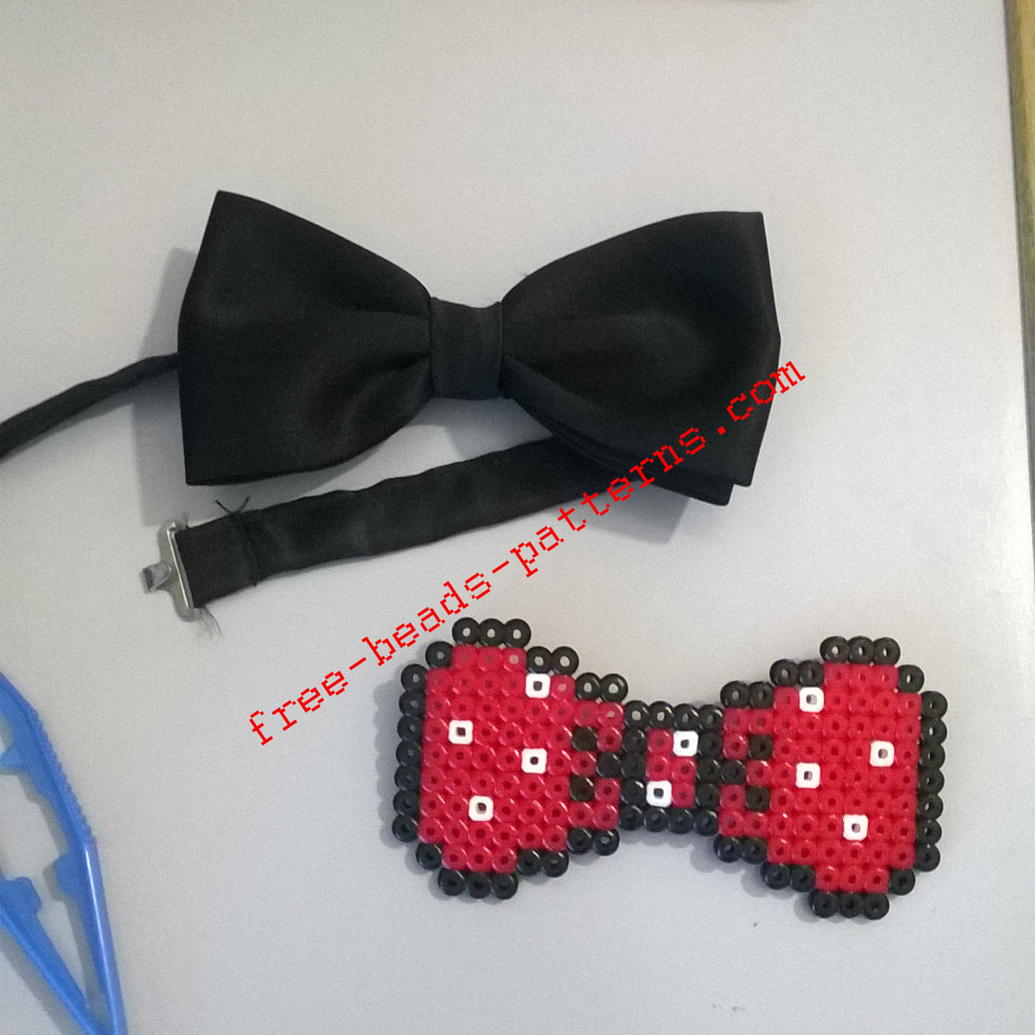 Perler beads bow tie red with white pois work photos (3)