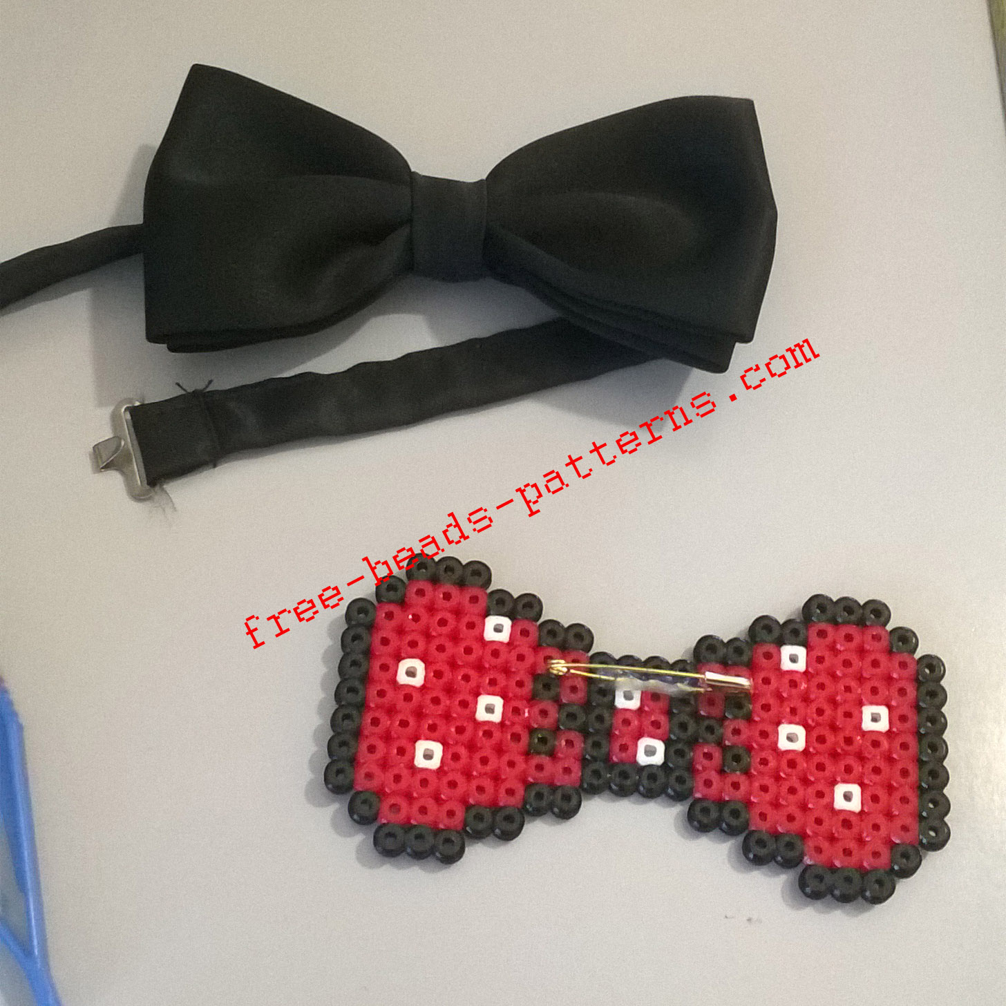 Perler beads bow tie red with white pois work photos (4)