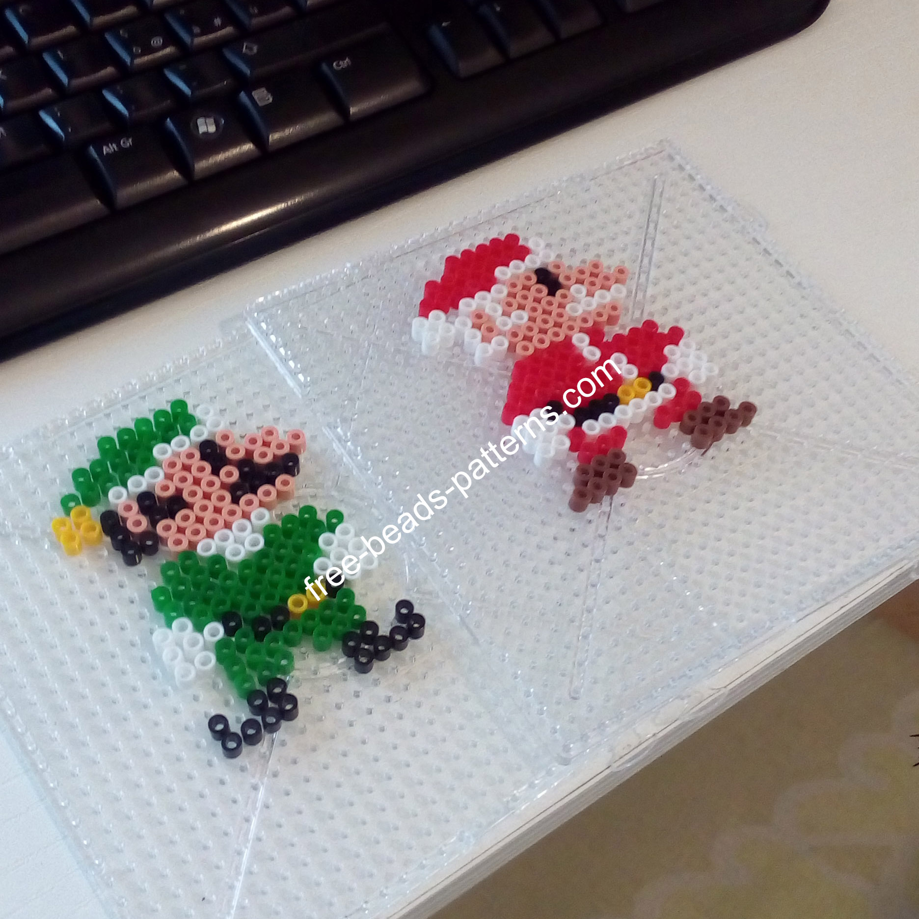 Super Mario Bros and Luigi Christmas mashup made with Hama Beads Perler (4)