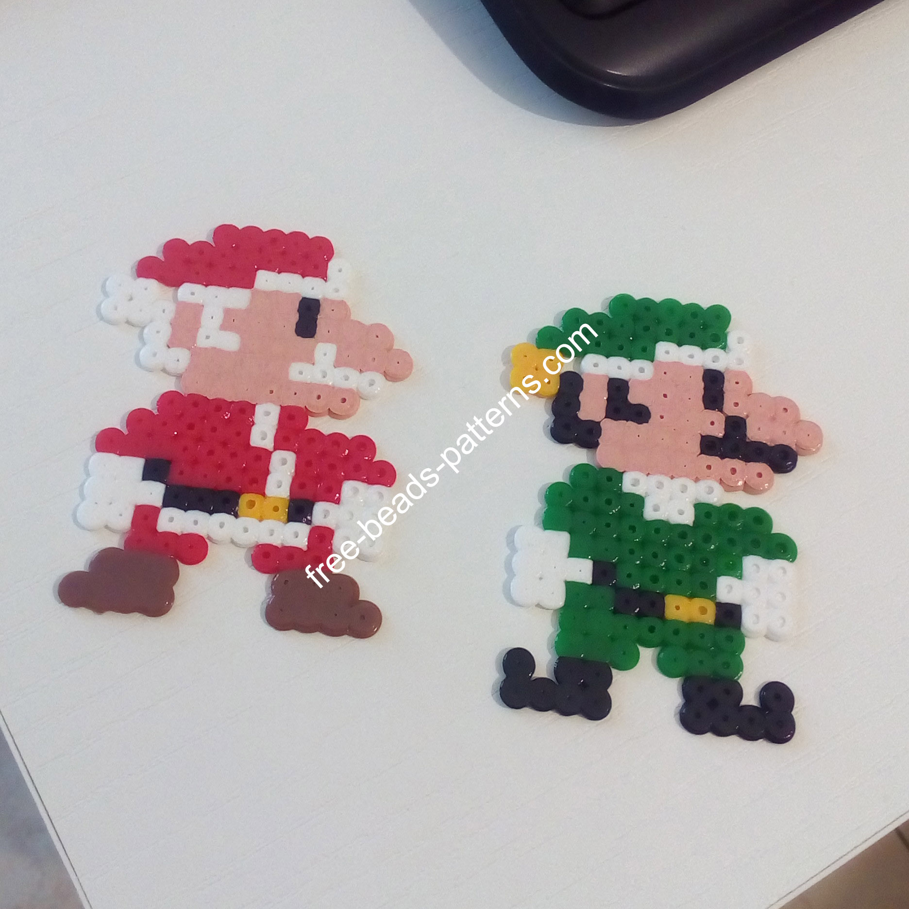 Super Mario Bros and Luigi Christmas mashup made with Hama Beads Perler (5)