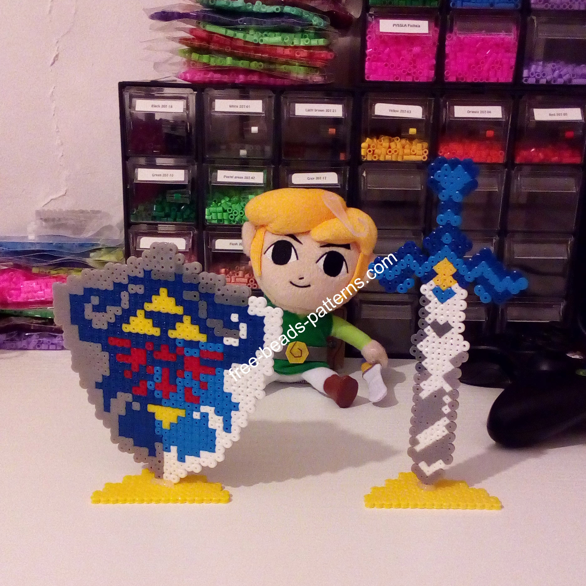 The Legend Of Zelda Master Sword and Hyrule Shield Hama Beads Perler photos (11)